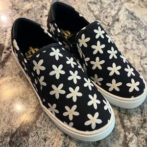 GB Gianni Bini Girls Flower Sneakers Size 1 NWOT